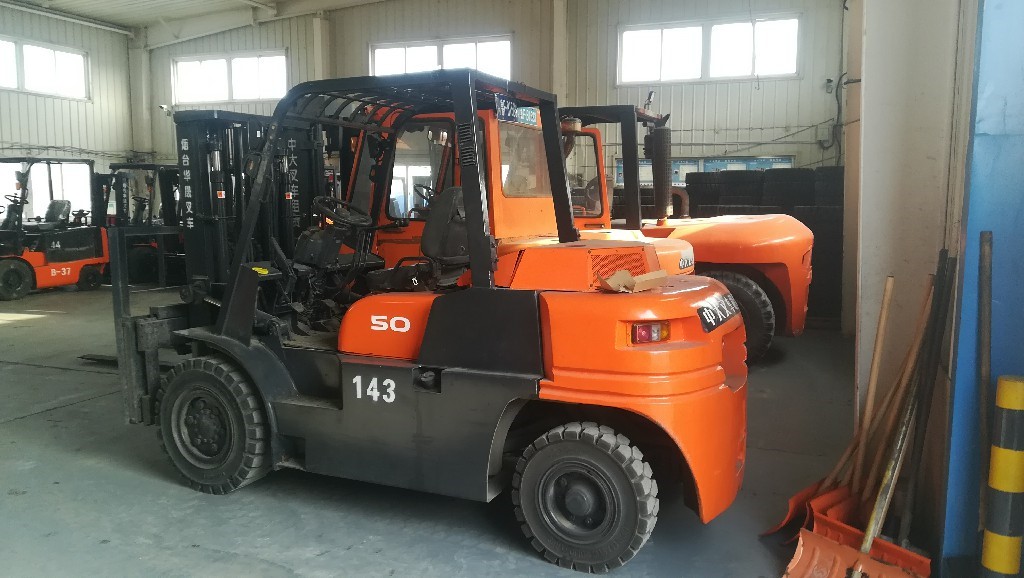 現代內燃叉車.jpg 現代內燃叉車.jpg